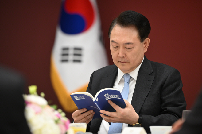 국민경제자문회의 연례보고서 살피는 윤석열 대통령