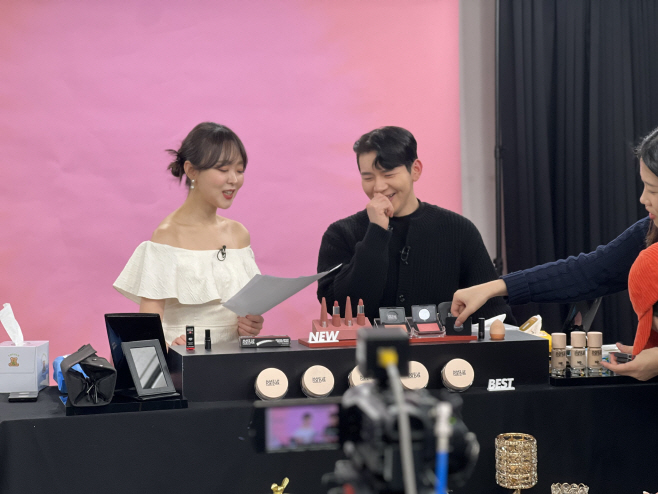 (1) 현대홈쇼핑 쇼라 라이브 방송 현장