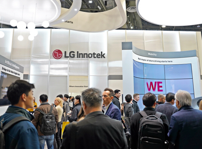 [사진1] CES 2024, DAY1 LG이노텍 부스 관람객
