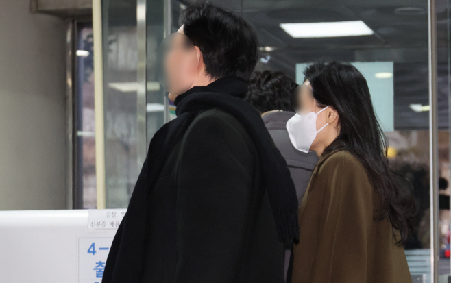 '김용 재판 위증교사' 전 이재명 대선캠프 관계자 2명 영장심사