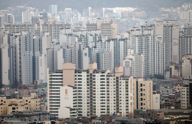 서울 아파트 4채 중 1채, 안전진단 없는 재건축 착수 대상