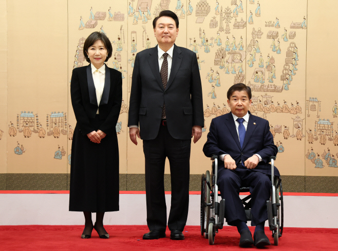 윤석열 대통령, 유철환 권익위원장 임명장 수여