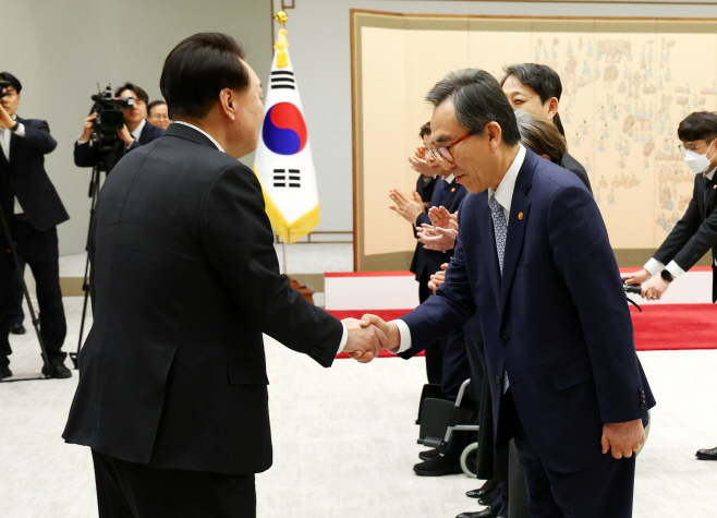 임명장 수여식 입장하는 윤석열 대통령