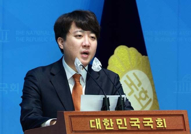 교통 관련 정강정책 발표하는 이준석<YONHAP NO-2029>