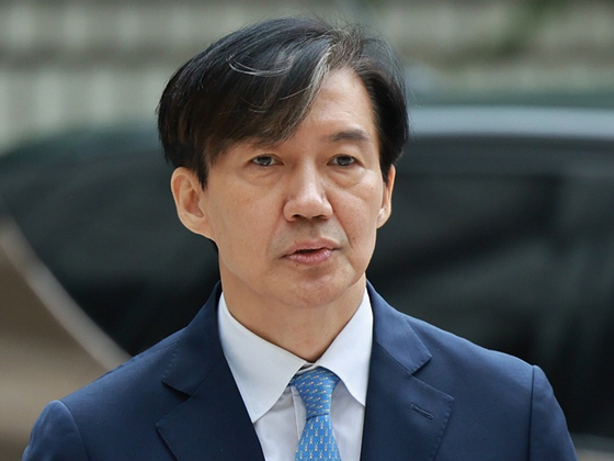 입장 밝히는 조국 전 장관<YONHAP NO-3144>