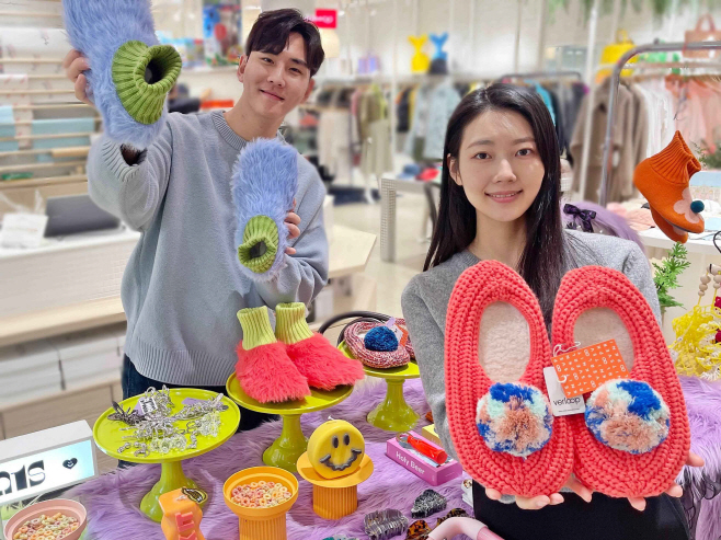 [갤러리아] 올 겨울 니트 슬리퍼로 멋과 보온성을 동시에_가로