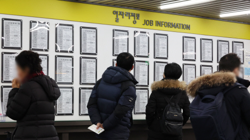 실업급여 수급자 재취업률 30% 넘었다<YONHAP NO-4945>