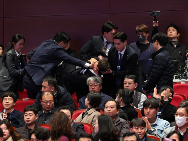 경호원들에게 제지당하는 진보당 강성희 의원
