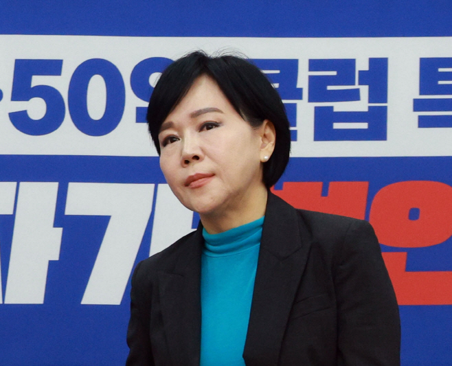 착석하는 전현희 위원장<YONHAP NO-3231>