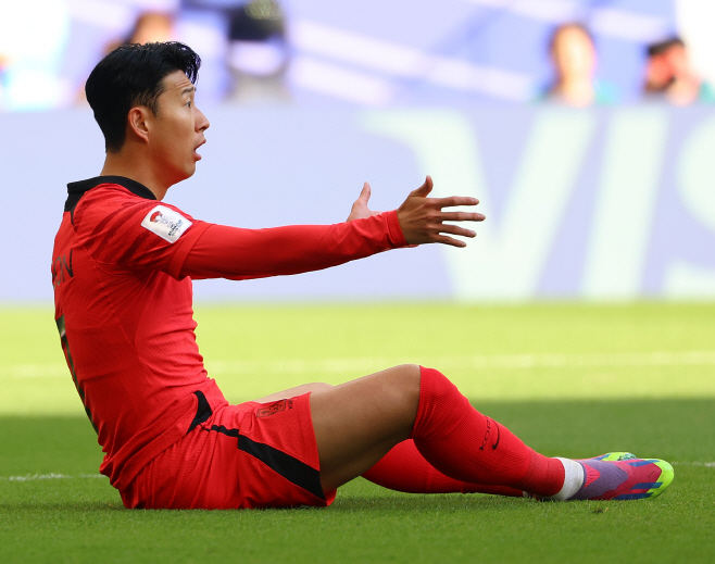 주심에게 어필하는 손흥민<YONHAP NO-0195>
