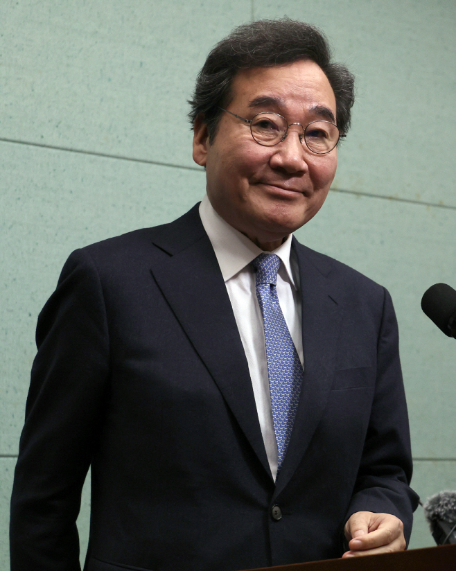전북서 기자회견하는 이낙연 위원장