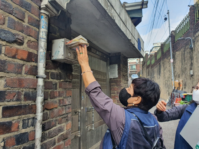 쌓여있는 우편물을 보며 위기 징후 있는지 확인하는 모습