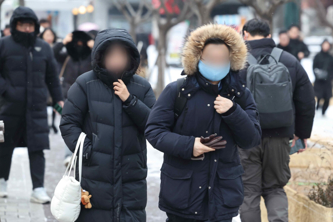 강추위에 옷깃 여미는 시민들