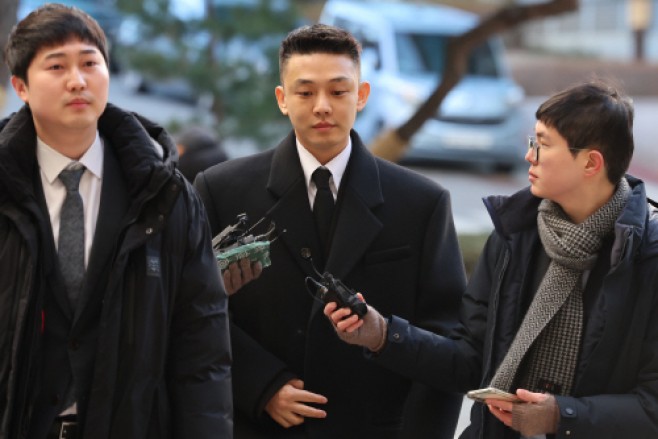 법정 향하는 유아인