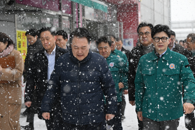 윤석열 대통령과 한동훈 비대위원장, 함께 서천 시장 화재현장 점검