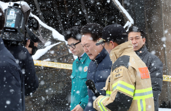 서천 시장 화재 현장 함께 점검하는 윤석열 대통령과 한동훈 비대위원장