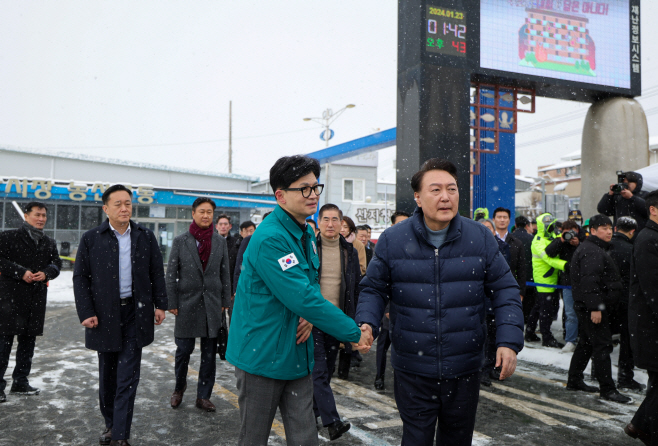 악수하는 윤석열 대통령과 한동훈 비대위원장