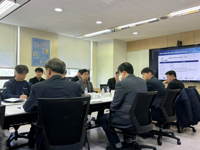 오픈엣지테크놀로지에서 기업인들과 토의