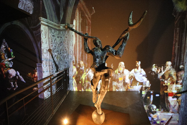 사본 -빛의 시어터에 전시된 살바도르 달리 '머큐리' 조각상