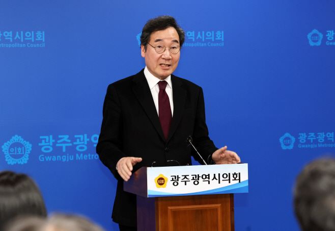 기자간담회 갖는 이낙연<YONHAP NO-3577>