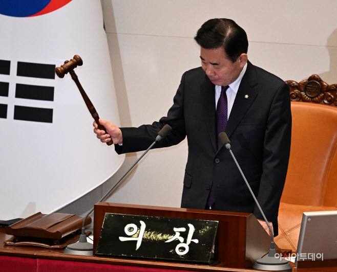 [포토] 의사봉 두드리는 김진표 의장