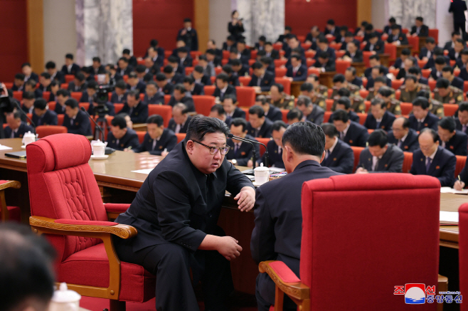 북한, 김정은 주재 정치국 확대회의 개최<YONHAP NO-2460>
