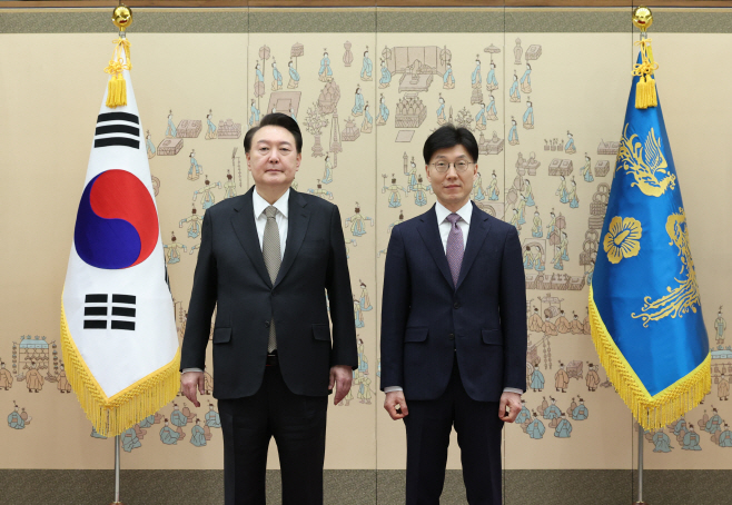 윤석열 대통령, 정홍근 주콩고민주공화국 대사 신임장 수여