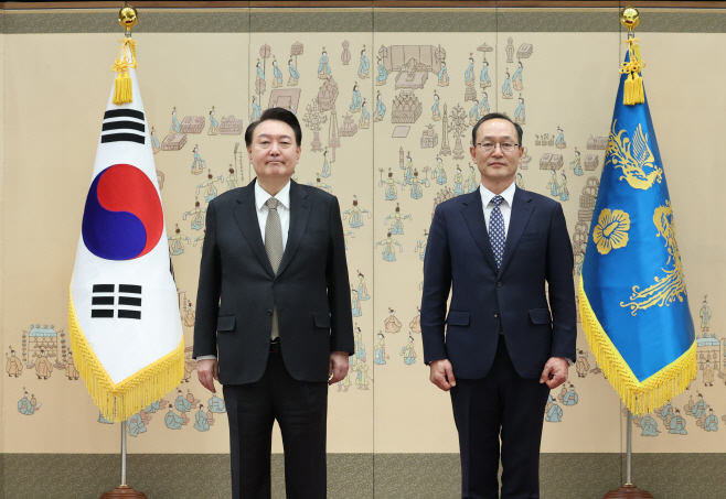 윤석열 대통령, 박경식 주가나 대사 신임장 수여