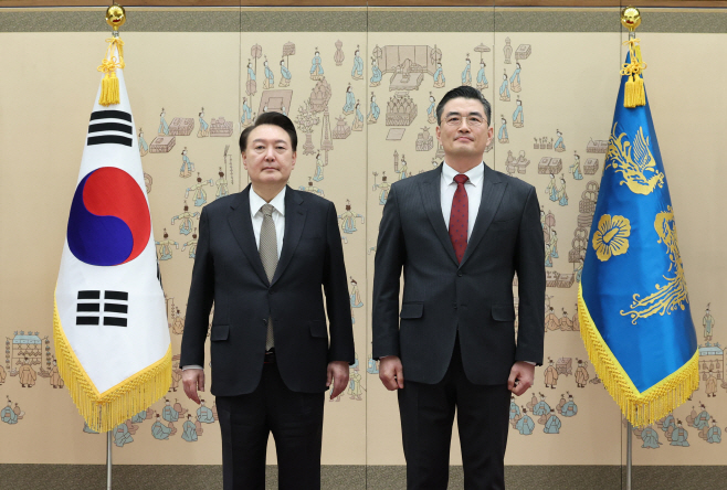 윤석열 대통령, 김준표 주이란 대사 신임장 수여