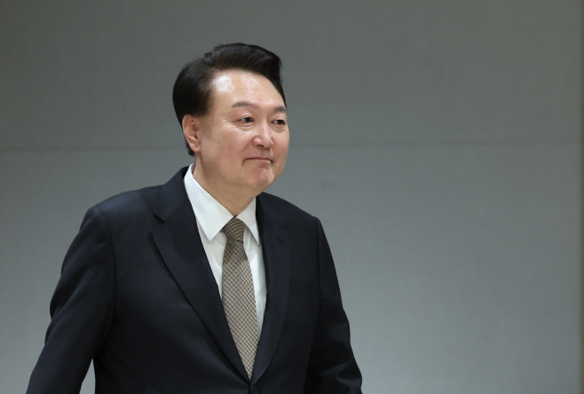 신임장 수여식 입장하는 윤석열 대통령