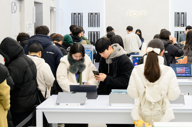 갤럭시 S24 시리즈 삼성 강남 사전 개통 첫날 (2)