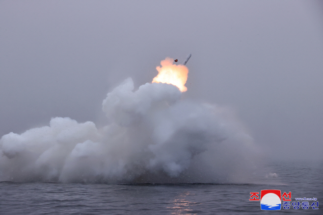 북한 김정은, 잠수함발사순항미사