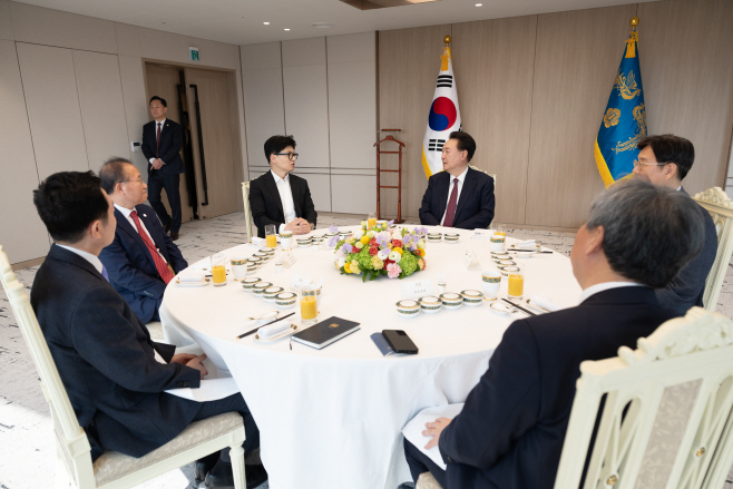 윤석열 대통령, 한동훈 비대위원장 등 국민의힘 지도부와 오찬 회동