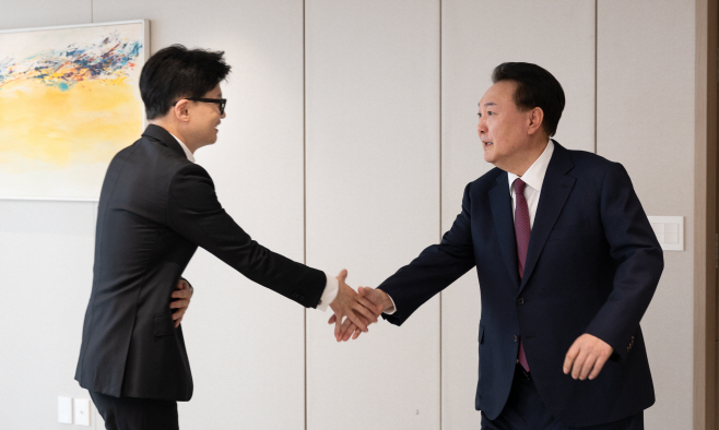 악수하는 윤석열 대통령과 한동훈 비대위원장