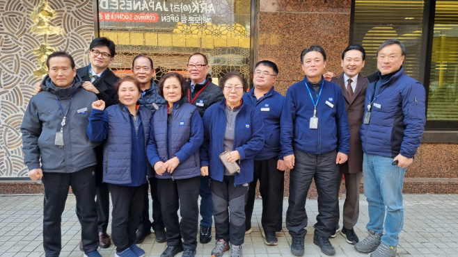 <b>한동훈</b>·장동혁, 중앙<b>당사 청소</b>·경비 직원들과 함께 오찬