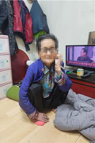 인공지능(AI)으로 안부 확인 중인 어르신