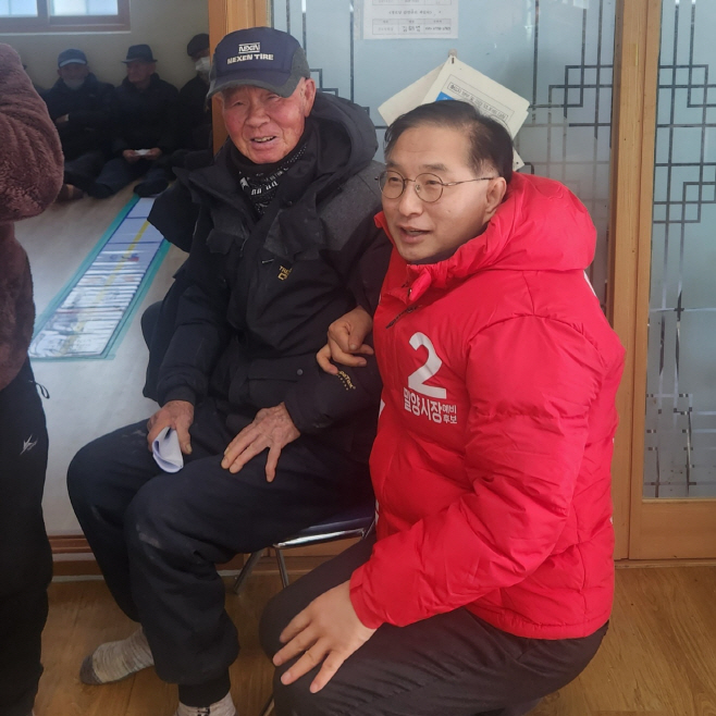 노인정에서 아시는 어르신들께 인사하는 장면