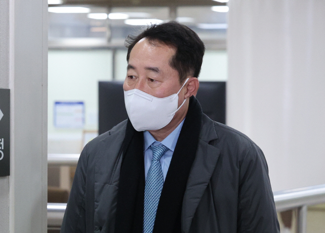 '전당대회 돈봉투' 강래구, 1심 선고 위해 법정으로