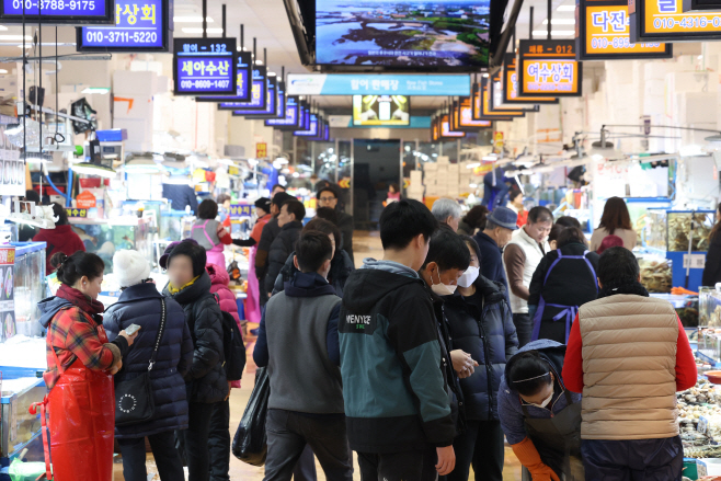 설 앞두고 붐비는 노량진수산시장