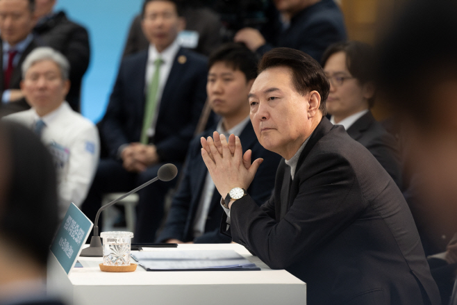 의료개혁 민생토론 발언듣는 윤석열 대통령