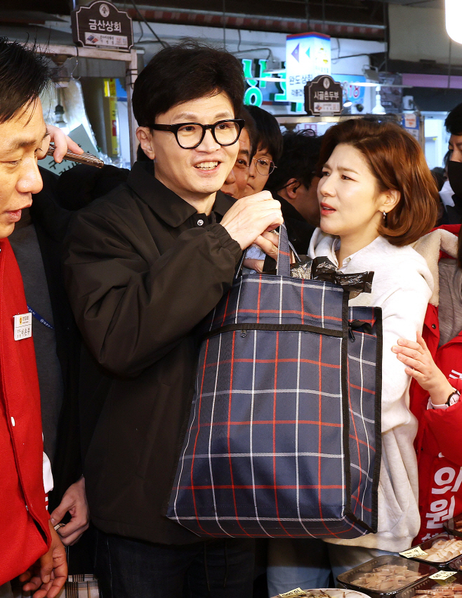 전통시장서 장 보는 한동훈 위원장<YONHAP NO-3588>