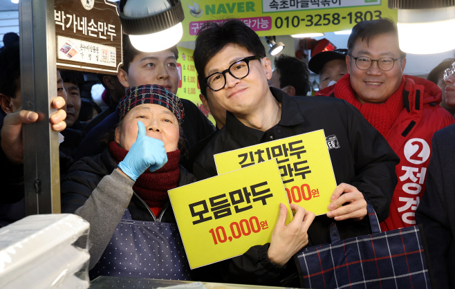 상인과 기념 촬영하는 한동훈 위원장<YONHAP NO-3605>