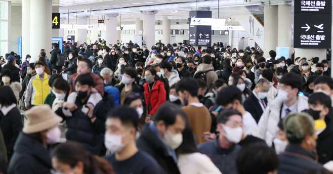 제주공항은 '인산인해'<YONHAP NO-2279>