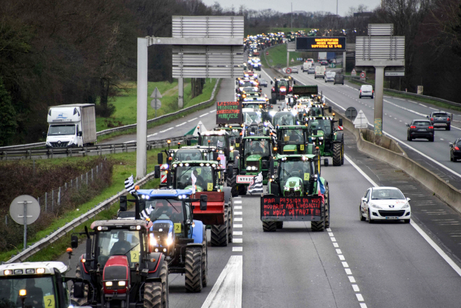 TOPSHOT-FRANCE-AGRICULTURE-PROTEST <YONHAP NO-0982> (AFP)