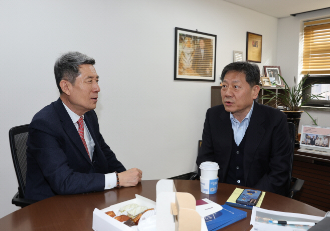 이강덕 시장은 2일 서울대 의과대학 지역의료혁신센터를 방문해