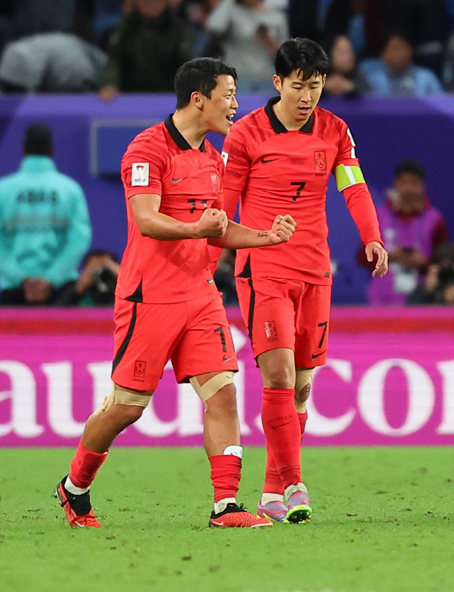 한국 구해낸 손흥민과 황희찬<YONHAP NO-0321>