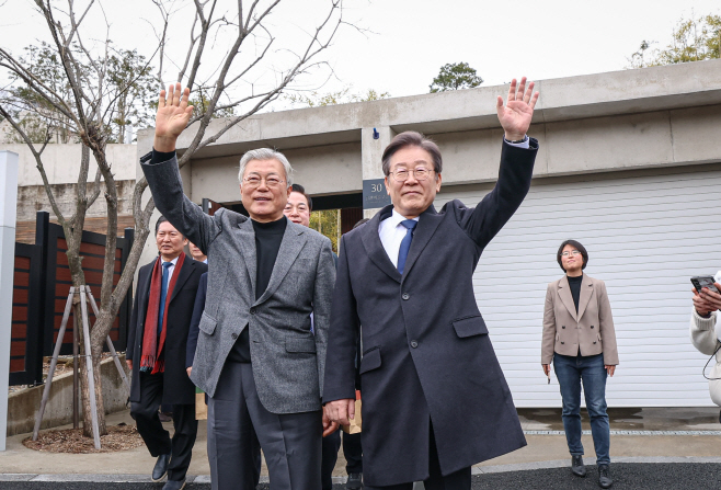 문 전 대통령, 민주당 지도부 손 인사