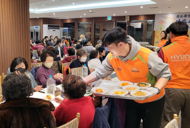 첨부. 현대건설, 종로구 경로 행사 봉사 현장 (2)