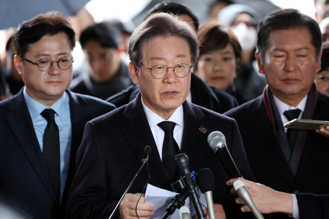 이재명 대표 5·18 묘지서 긴급 기자회견