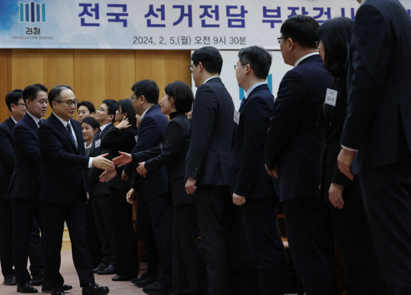 선거전담 부장검사들과 인사하는 이원석